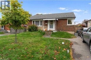25 Castlefield Dr in Hamilton, ON - Building Photo