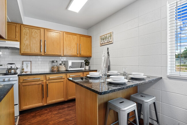 Harrison Heights - STUDENTS ONLY, AGES 18-30 in Ogden, UT - Foto de edificio - Building Photo