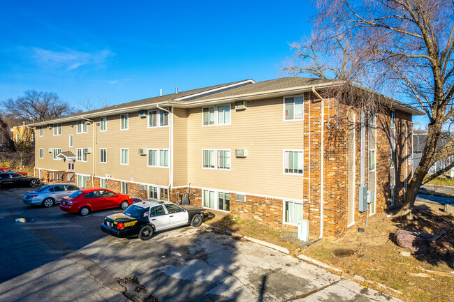 Garden Court Apartments in Des Moines, IA - Building Photo - Building Photo