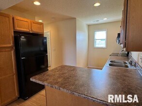 520 Prairie Meadow Dr in Blue Grass, IA - Building Photo - Building Photo