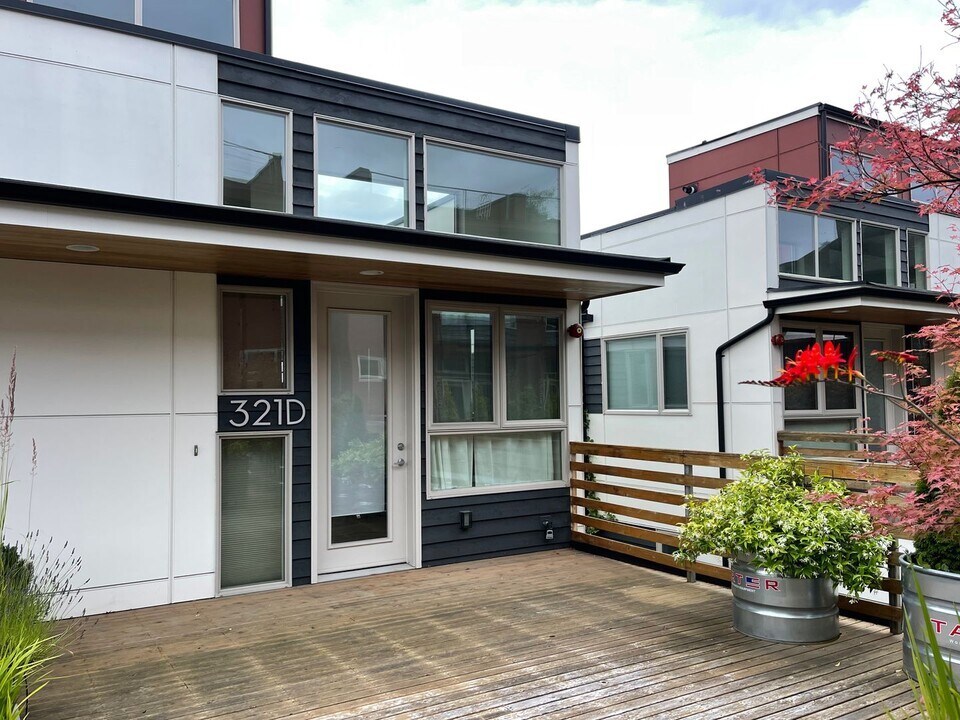 321 W Olympic Pl in Seattle, WA - Building Photo