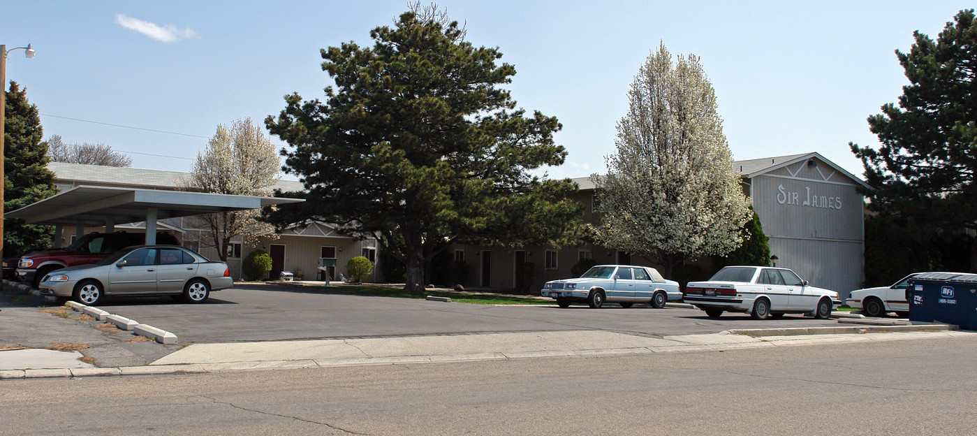 Sir James Apartments in Nampa, ID - Building Photo