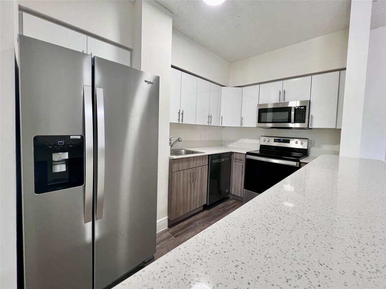 7707 NW 7th St, Unit 3-704 in Miami, FL - Building Photo