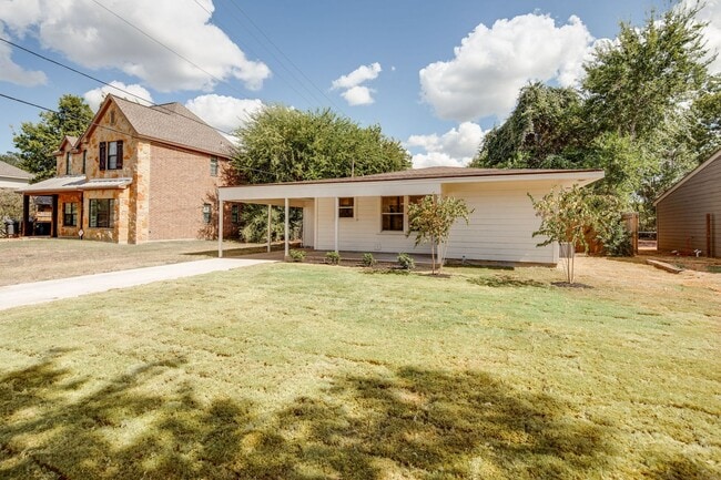 IMMEDIATE MOVE IN! Cute 2 Bedroom Home wi in College Station, TX - Building Photo - Building Photo