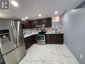 56 Powell Dr in Brampton, ON - Building Photo - Building Photo