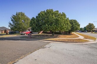 16300 Seminole Pointe Pl in Edmond, OK - Building Photo - Building Photo