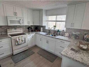 11711 SW 13th St in Miami, FL - Building Photo - Building Photo
