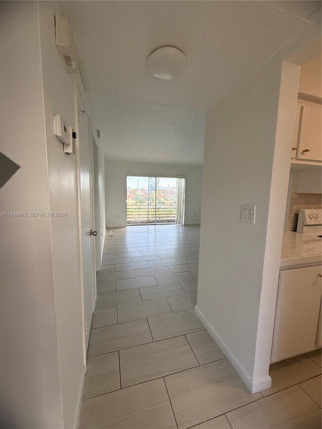 2880 NE 203rd St in Aventura, FL - Foto de edificio - Building Photo