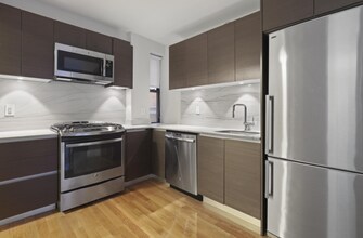 210 W 15th St in New York, NY - Building Photo - Building Photo