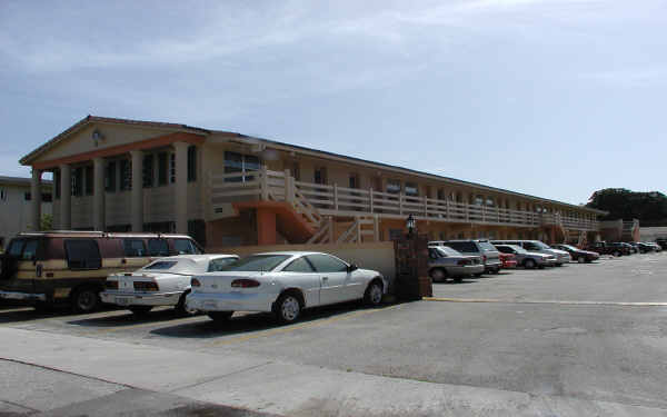 London Apartments in Miami, FL - Building Photo