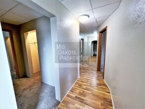 420 E 6th Ave in Mitchell, SD - Foto de edificio - Building Photo