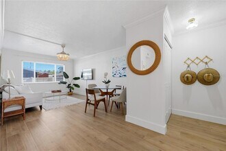 3575 Gulf Blvd, Unit 105 in St Pete Beach, FL - Foto de edificio - Building Photo