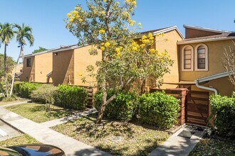 Pineapple Park in Tamarac, FL - Foto de edificio - Building Photo