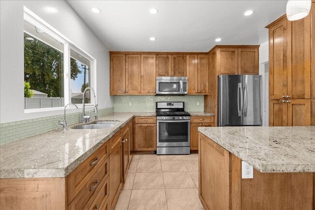 16402 Bryant St in Los Angeles, CA - Building Photo - Building Photo