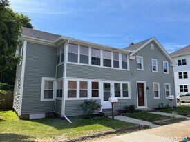 67 Mechanic St in Stonington, CT - Building Photo