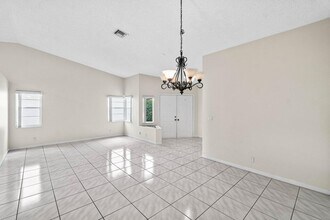 10001 Country Brook Rd in Boca Raton, FL - Building Photo - Building Photo