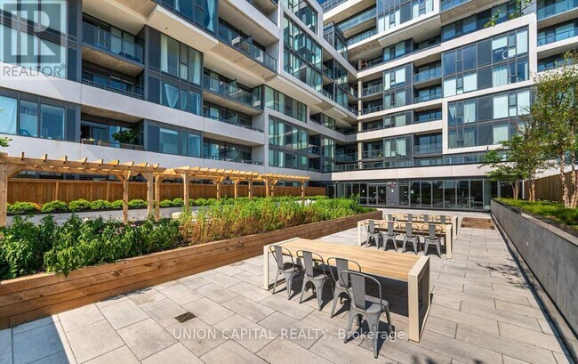 859 The Queensway in Toronto, ON - Building Photo - Building Photo