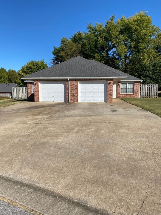 142-144 Northaven St in Farmington, AR - Building Photo