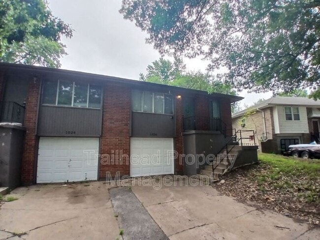1026 SW Kingscross Rd in Blue Springs, MO - Foto de edificio - Building Photo