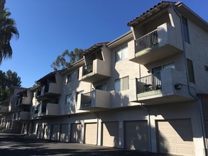 Vista Village in Vista, CA - Foto de edificio - Building Photo