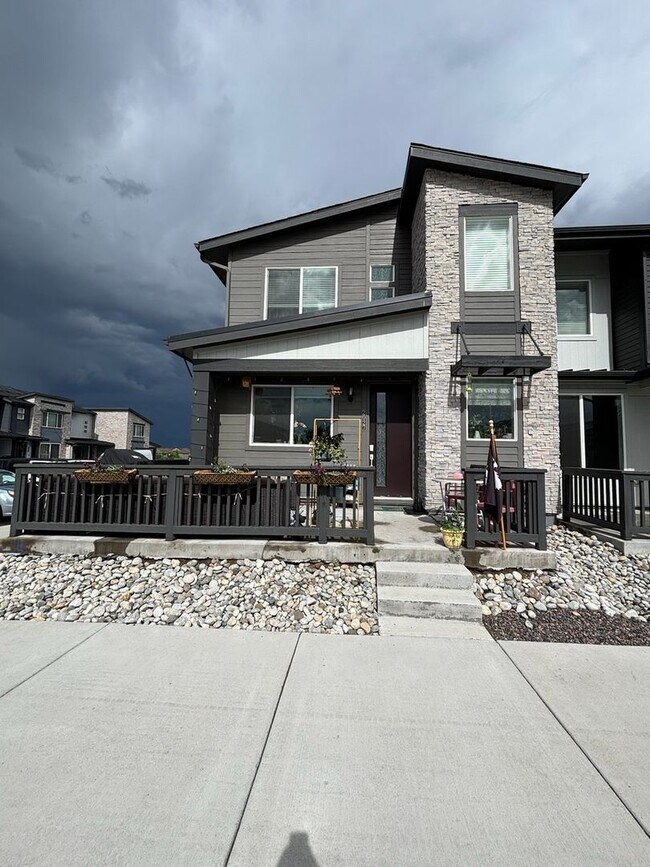 property at 2027 S Vance Wy