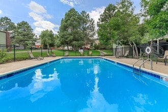 Green Mountain Apartments in Lakewood, CO - Foto de edificio - Building Photo