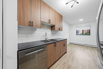 Lakewood Manor in Saskatoon, SK - Building Photo - Building Photo