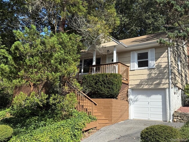 19 Cotswold Dr in Centerport, NY - Building Photo - Building Photo