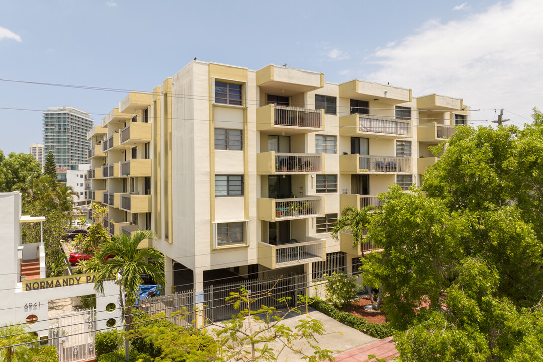 Nautico Bay Club in Miami Beach, FL - Building Photo