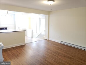 14 Gay St, Unit Residential in Phoenixville, PA - Foto de edificio - Building Photo