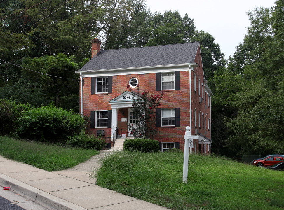 8342 Eastridge Ave in Takoma Park, MD - Foto de edificio