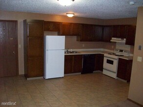 2208 E Divide Ave in Bismarck, ND - Building Photo - Building Photo