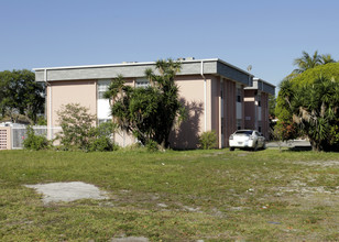 1290 NE 142nd St in North Miami, FL - Foto de edificio - Building Photo