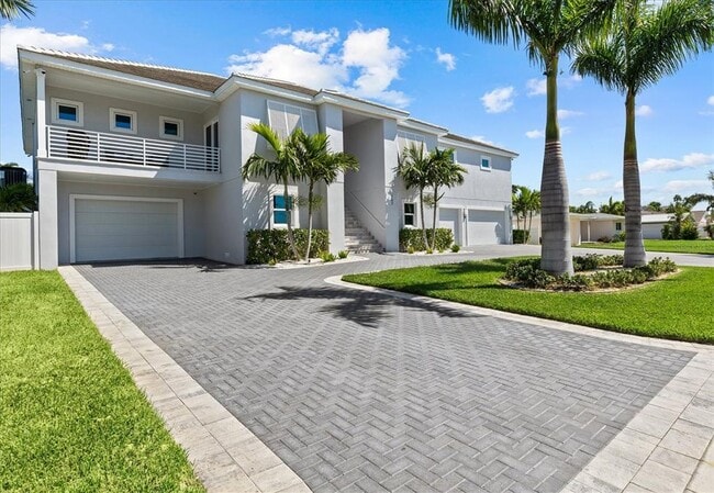 107 12th St in Belleair Beach, FL - Building Photo - Building Photo