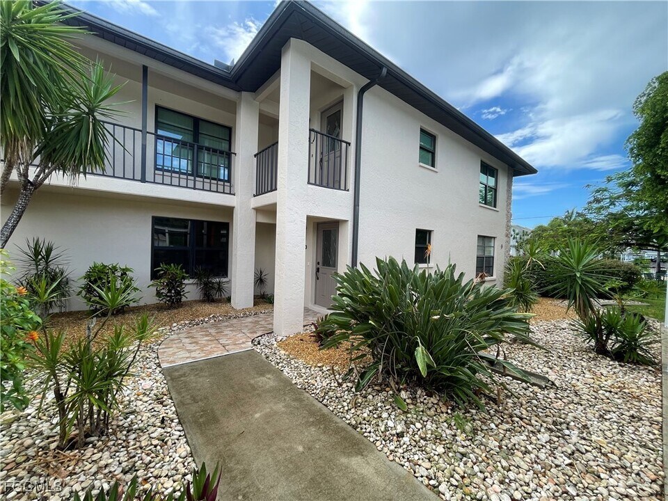 4525 Country Club Blvd in Cape Coral, FL - Building Photo