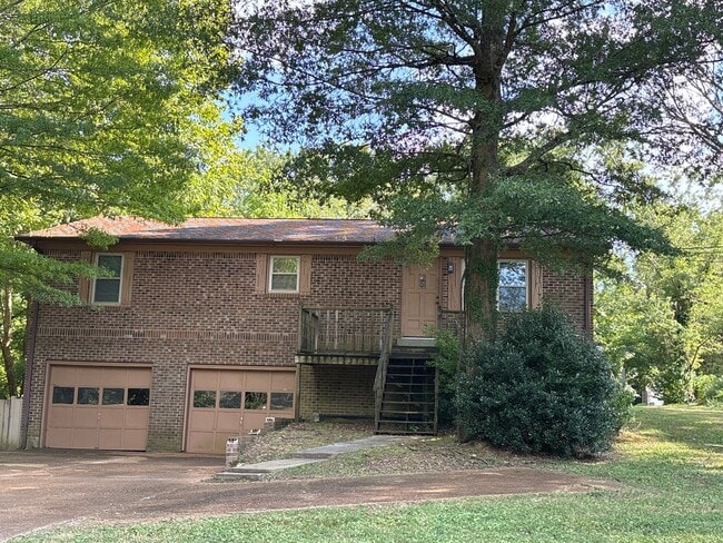 property at 552 Desha Dr