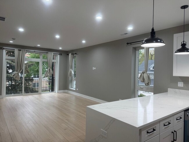 7428 N Rogers Ave in Chicago, IL - Building Photo - Building Photo