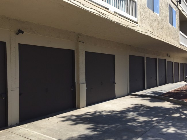 Golden Heights Terrace in San Diego, CA - Foto de edificio - Building Photo