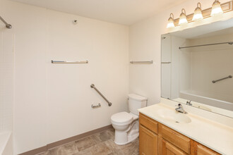 Shenandoah Woods Apartments in Plymouth, MN - Building Photo - Interior Photo