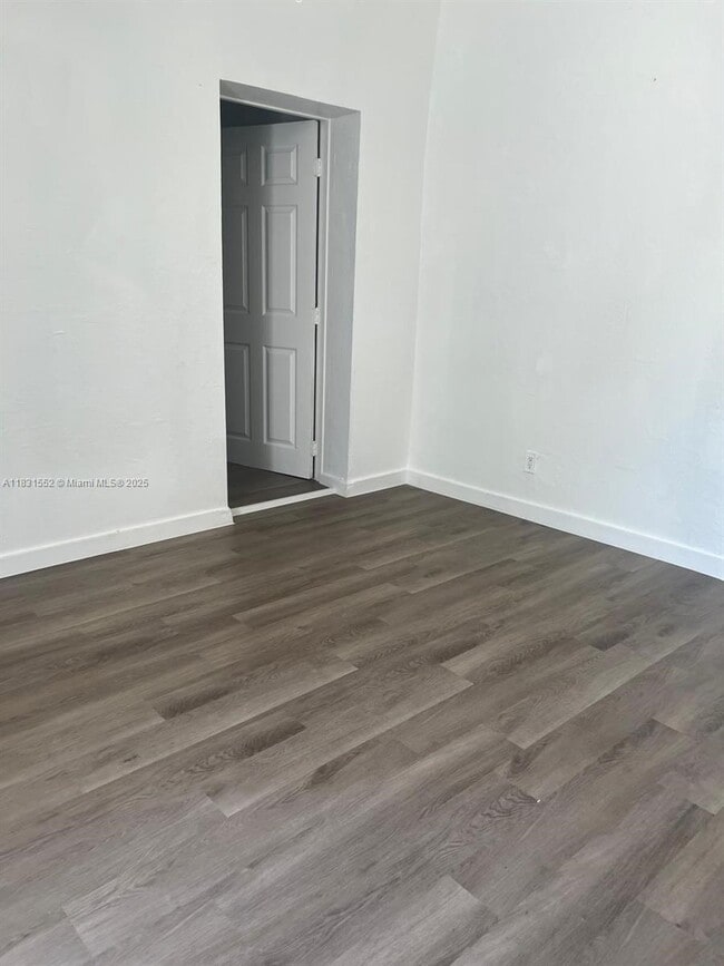 2555 NE 181st St in North Miami Beach, FL - Building Photo - Building Photo