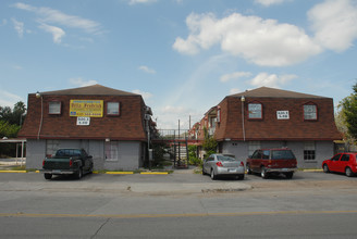 Villa Frederick Apartments in Houston, TX - Building Photo - Building Photo