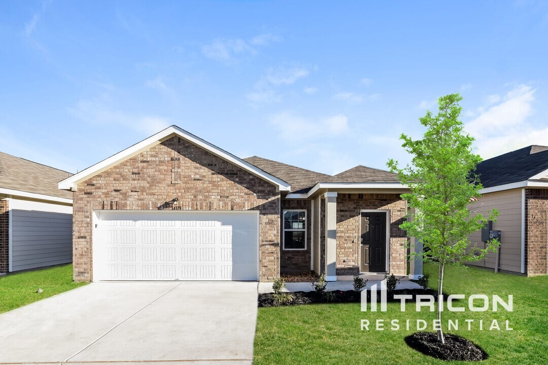 7439 Boa Holw in San Antonio, TX - Building Photo