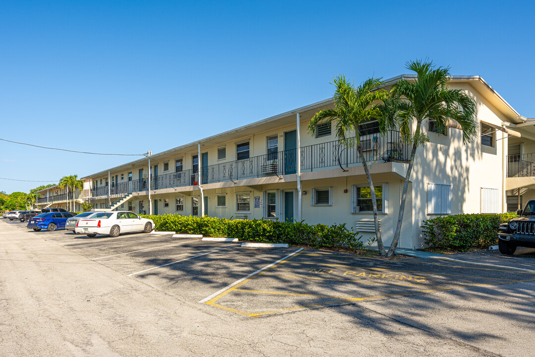 Pembroke House in Pembroke Pines, FL - Foto de edificio