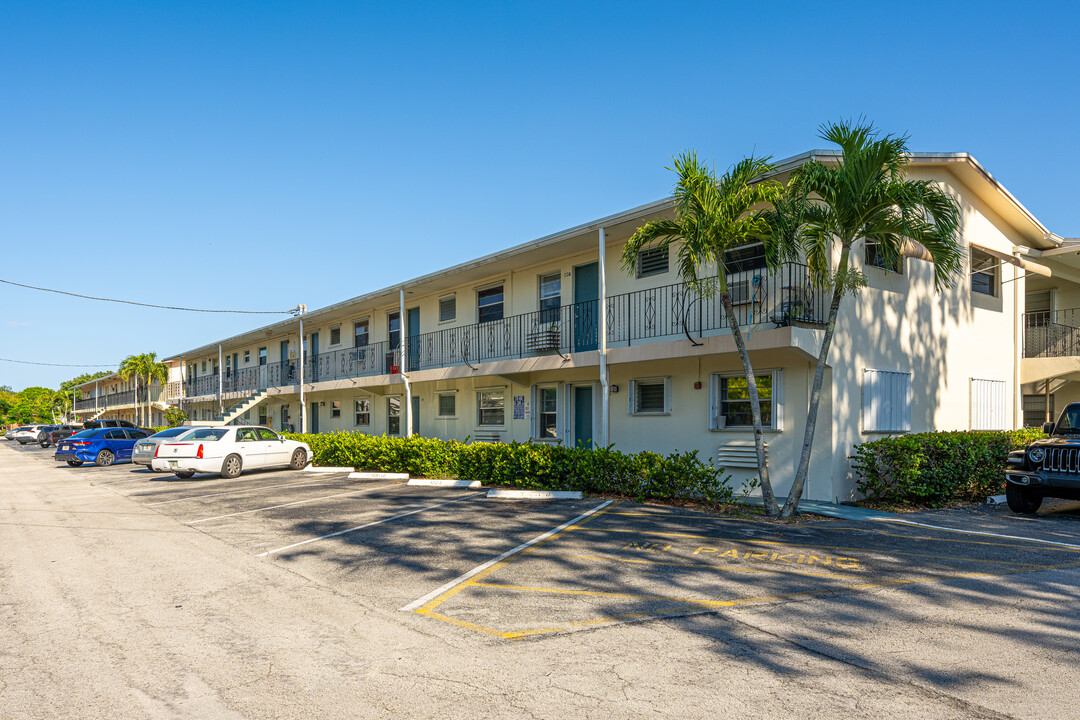 Pembroke House in Pembroke Pines, FL - Building Photo