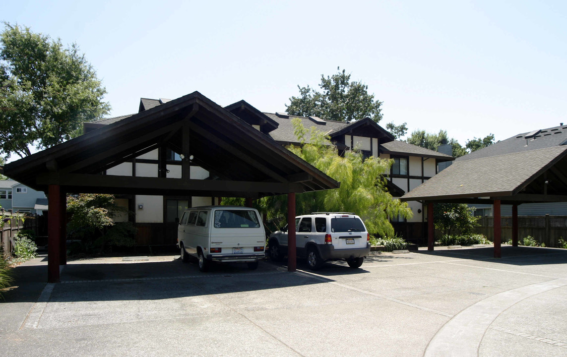 1054 Edwards Ave in Santa Rosa, CA - Foto de edificio