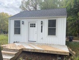 1072 Vineland Rd in St. Joseph, MI - Building Photo