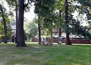 WoodRidge Apartments and Townhomes in Toledo, OH - Building Photo - Building Photo