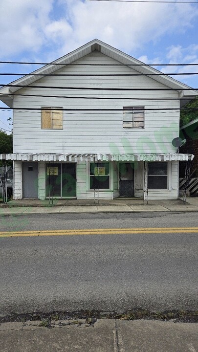 400 Pike St in Barrackville, WV - Building Photo