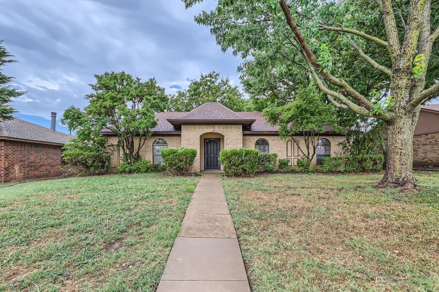 1304 Seabrook Dr in Plano, TX - Building Photo