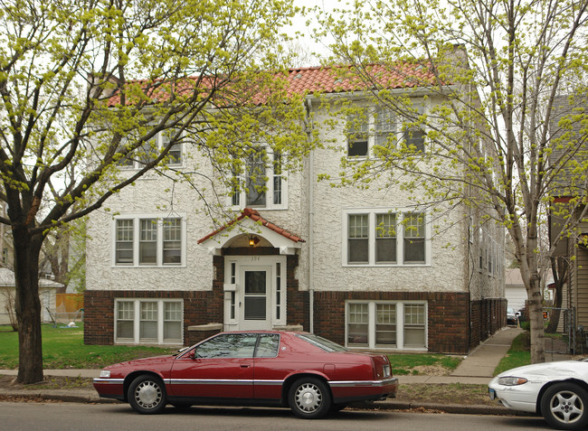 394 Cleveland Ave N in St. Paul, MN - Foto de edificio - Building Photo